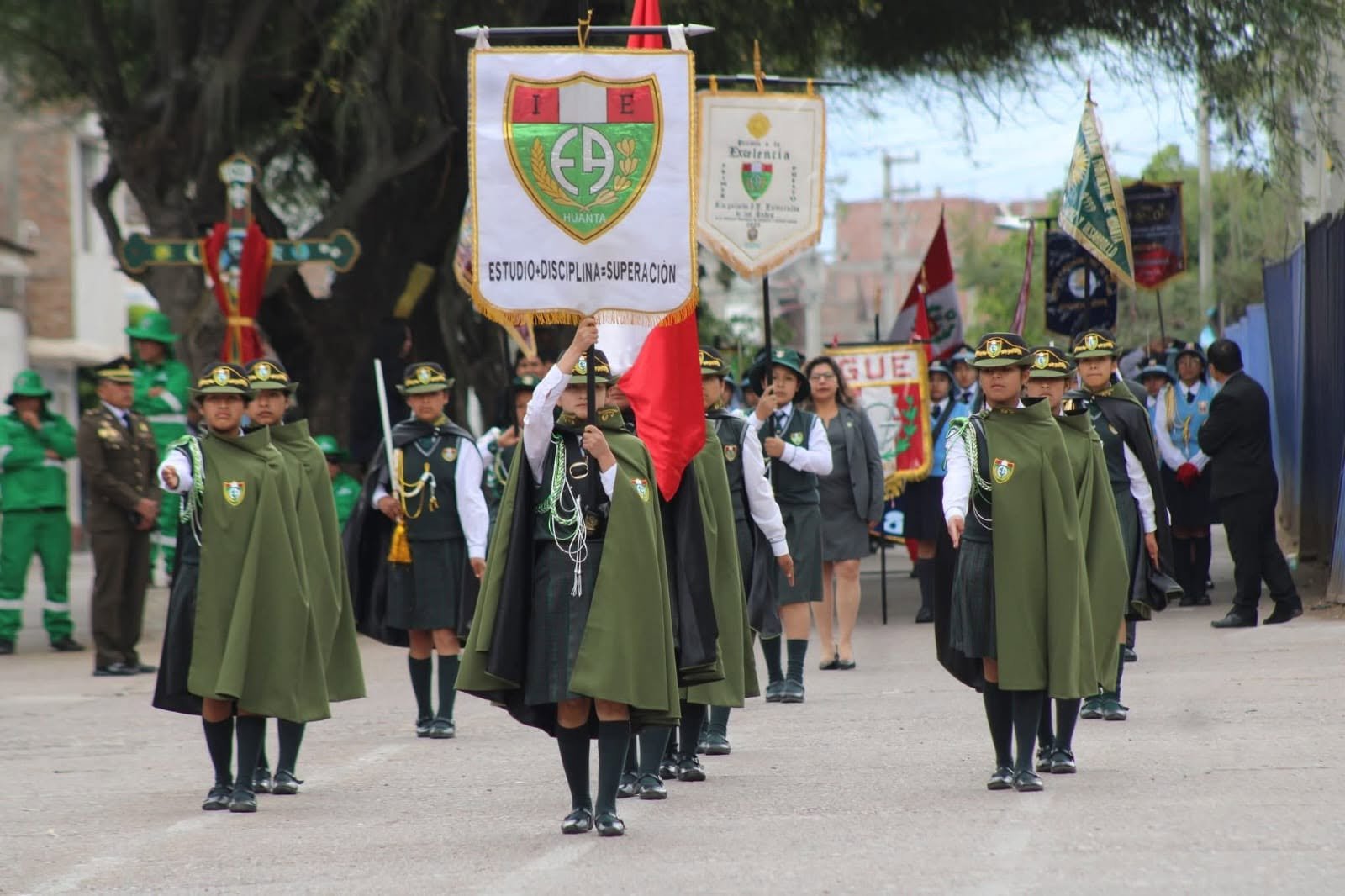 ESMERALDA DE LOS ANDES BRILLÓ EN DESFILE POR EL DÍA DE LA BANDERA Y RECIBIÓ EL RECONOCIMIENTO DEL PÚBLICO