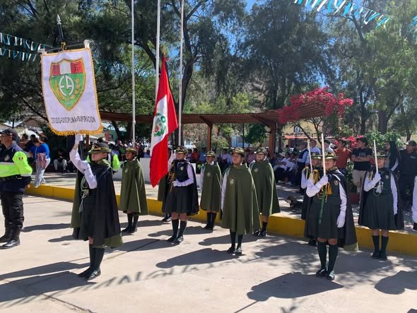 “ESMERALDA DE LOS ANDES” CONQUISTA HUANCAVELICA  CON UN PASO DE GLORIA Y SE CORONA CAMPEONA EN CONCURSO DE ESCOLTAS Y ESTADO MAYOR